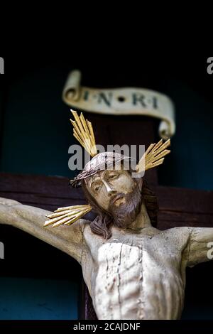 Altes Kreuz, Jesus Christus im Fokus, das Zeichen mit der Inschrift INRI verschwommen Stockfoto