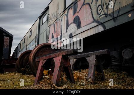 Rostige Triebwagen im Bahnhof von Turin Ponte Mosca (Italien), Reparaturwerkstatt für alte Züge Stockfoto