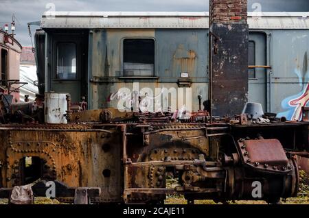 Rostige Triebwagen im Bahnhof von Turin Ponte Mosca (Italien), Reparaturwerkstatt für alte Züge Stockfoto