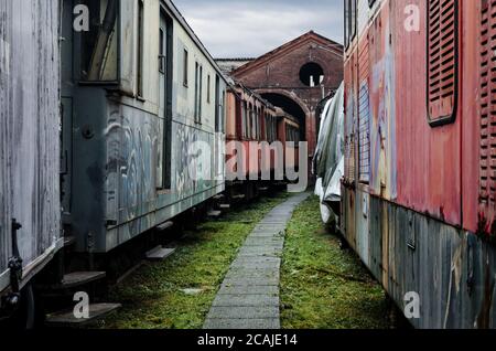 Rostige Triebwagen im Bahnhof von Turin Ponte Mosca (Italien), Reparaturwerkstatt für alte Züge Stockfoto