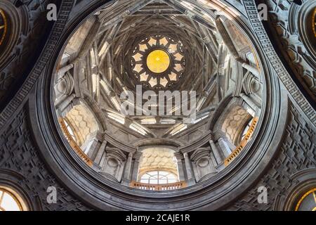 TURIN, ITALIEN - 7. MÄRZ 2019: Ansicht der heiligen Grabkapelle im Inneren der Kathedrale von Turin, restauriert im Jahr 2018. Detail der barocken Kuppel, Meisterwerk Stockfoto
