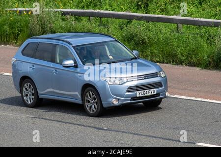 2014 blau Mitsubishi Outlander GX 3H PHEV Auto; Fahrzeugverkehr bewegte Fahrzeuge, Autos fahren Fahrzeug auf britischen Straßen, Motoren, Fahren auf der Autobahn M6 Autobahnnetz. Stockfoto