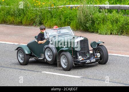 1949 40s Green Bentley Mk6; Fahrzeuge, die sich bewegen, alte Sportwagen, die auf britischen Straßen fahren, klassische Oldtimer-Motoren, Fahrten auf dem Autobahnnetz der M6. Stockfoto