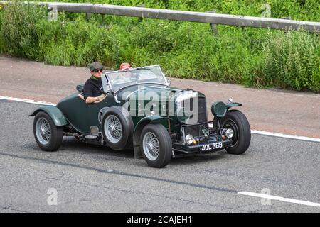 1949 40s Green Bentley Mk6; Fahrzeuge, die sich bewegen, alte Sportwagen, die auf britischen Straßen fahren, klassische Oldtimer-Motoren, Fahrten auf dem Autobahnnetz der M6. Stockfoto