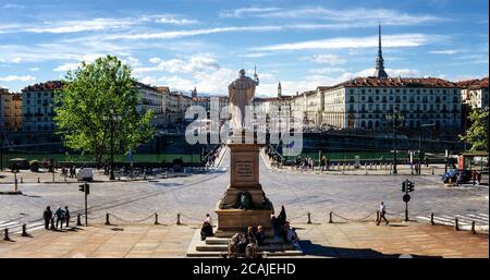 TURIN, ITALIEN - 7. MAI 2017: Turin (Piemont, Italien) von der Kirche des Gran Madre mit piazza Vittorio, Hauptplatz der Stadt, auf der Rückseite gesehen Stockfoto