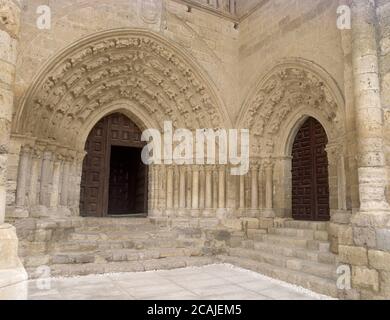 EXTERIEUR - PORTADA MERIDIONAL DOBLE DE LA FACHADA PRINCIPAL O MERIDIONAL - SIGLO XIII - GOTICO ESPAÑOL. ORT: IGLESIA DE SANTA MARIA LA BLANCA. VILLALCAZAR DE SIRGA. PALENCIA. SPANIEN. Stockfoto