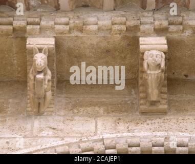 EXT- CANECILLOS DE LA PORTADA OESTE 4º Y 5º POR LA IZQ PERRO CON ARPA MEDIEVAL- SIGLO XI - ROMANICO ESPAÑOL. ORT: IGLESIA DE SAN MARTIN. FROMISTA PALENCIA. SPANIEN. Stockfoto