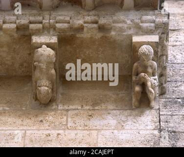 EXT- CANECILLOS DE LA PORTADA OESTE- 8º Y 9º POR LA IZQ PERRO Y NIÑO CON MUÑECO - SIGLO XI - ROMANICO ESPAÑOL. ORT: IGLESIA DE SAN MARTIN. FROMISTA PALENCIA. SPANIEN. Stockfoto