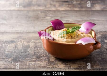 Gofio Escaldado in Schale auf Holztisch Stockfoto