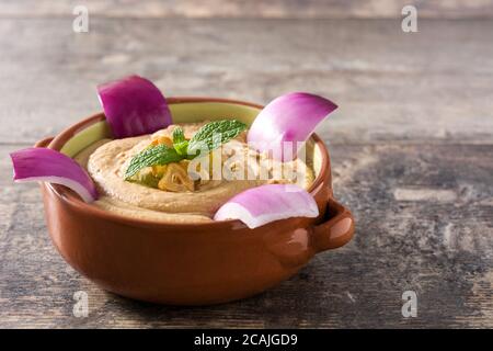 Gofio Escaldado in Schale auf Holztisch Stockfoto