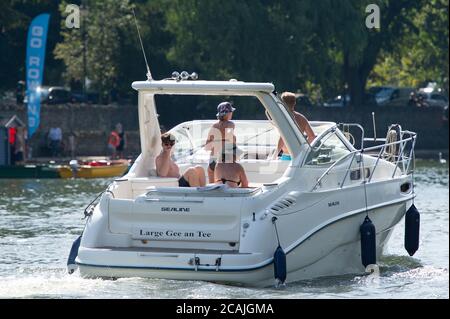 Windsor & Eton, Berkshire, Großbritannien. August 2020. Kreuzfahrt auf der Themse in der heißen Nachmittagssonne an Bord eines Kreuzfahrtschiffes Large Gee an Tee. Quelle: Maureen McLean/Alamy Live News Stockfoto
