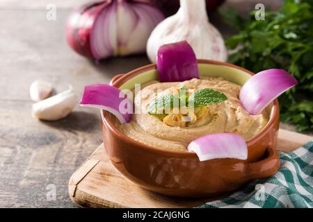 Gofio Escaldado in Schale auf Holztisch Stockfoto