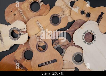 Alte Teile von kaputten Gitarren Stockfoto