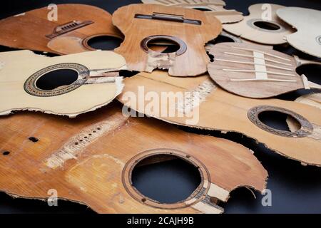 Alte Teile von kaputten Gitarren Stockfoto