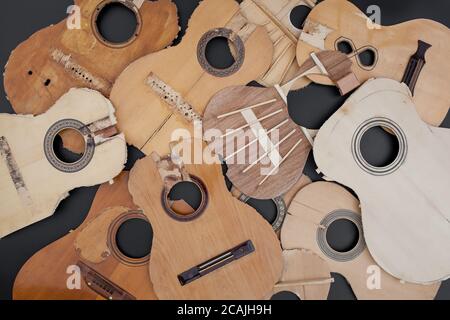 Alte Teile von kaputten Gitarren Stockfoto