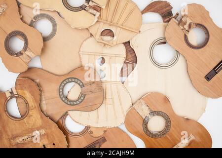 Alte Teile von kaputten Gitarren Stockfoto