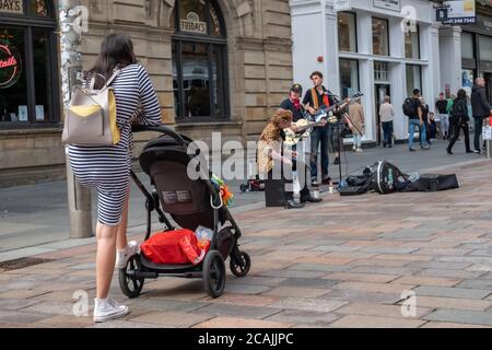 Glasgow, Schottland, Großbritannien. August 2020. Wetter in Großbritannien. Eine Gruppe von Musikern, die auf der Buchanan Street unterhalten. Kredit: Skully/Alamy Live Nachrichten Stockfoto