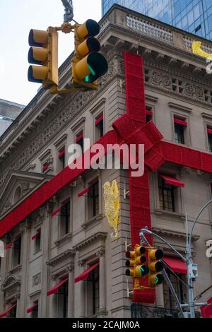 Cartier-Shop in Weihnachtsdekoration in Midtown Manhattan dekoriert Stockfoto