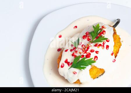 Mexikanische Küche. Chile en nogada auf weißem Hintergrund, minimales Konzept. Mexikanisches Essen Stockfoto