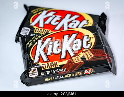 Zwei Pakete Kit-Kat Dark auf weißem Hintergrund Stockfoto