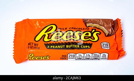 Eine Packung von Reese's Erdnussbutter Cups auf einem weißen Hintergrund Stockfoto