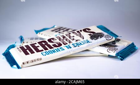 HERSHEY'S Cookies 'N Creme auf weißem Hintergrund Stockfoto