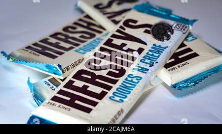 Ein paar Bars von HERSHEY'S Cookies 'N Creme auf A Weißer Hintergrund Stockfoto