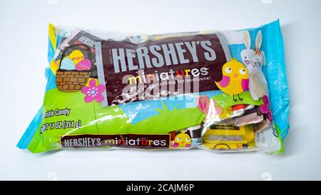 Eine Tüte HERSHEY'S Pastel Schokolade Süßigkeiten Miniaturen in einem Spezielle Osterverpackung auf weißem Hintergrund Stockfoto