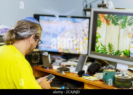 Arbeitsprozess, Designer Künstler modernen Büro, mit Computer, während sie an ihrem Schreibtisch sitzen Stockfoto