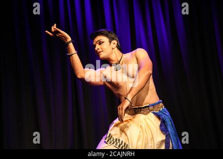 Ein männlicher Bharatnatyam-Tänzer tanzt Stockfoto