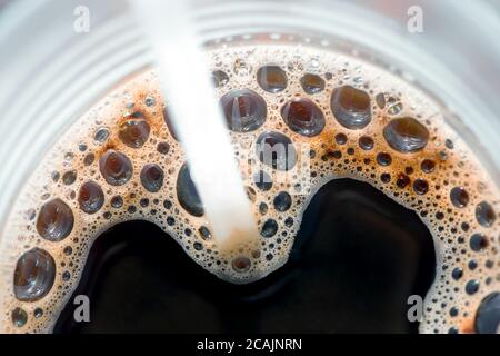 Der Kaffeeschaum in der weißen Plastikbecher Stockfoto