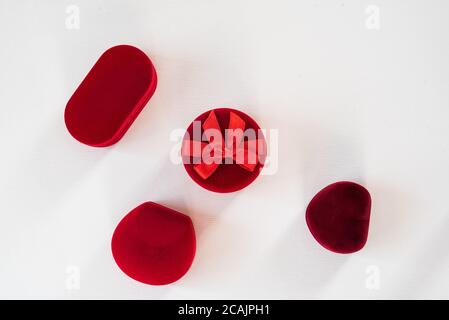 Rote geschlossene Schmuckkästchen auf weißem Hintergrund. Draufsicht Stockfoto