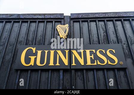 Dublin, Irland - 31. Dezember 2019: Sign of Guinness Brewery Headquarters (St. James Gate Brewery) in Dublin, Irland Stockfoto