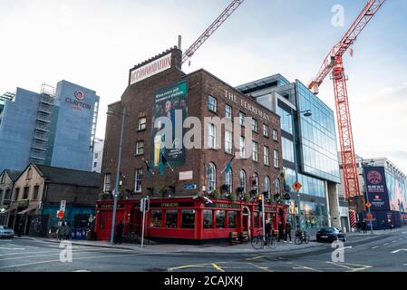 Dublin, Irland - 1. Januar 2020: Ferryman Hotel, Clayton Hotel und The O Briens Irish Pub mit Menschen in der Nähe des Flusses Liffey in Grand Canal Stockfoto