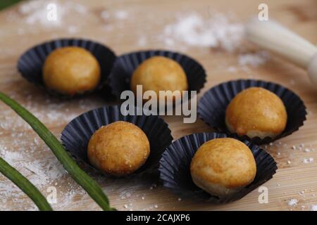 Indonesische Ananas-Tart-Kekse oder Nastar serviert, um Idul Fitri oder Lebaran oder Eid Mubarak zu feiern Stockfoto