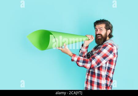 Propaganda oder Wahrheit. Freier Mann, der in das Megaphon schreit. Schöner Mann, der durch Lautsprecher schreit. Laute Ansage. Nicht schweigen. Abstimmen. Drängen Sie die Öffentlichkeit. Scheuen Sie sich nicht, Ihre Meinung zu äußern. Stockfoto