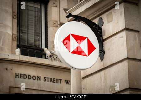 London-HSBC-Beschilderung für die High Street Bank im Londoner West End Stockfoto