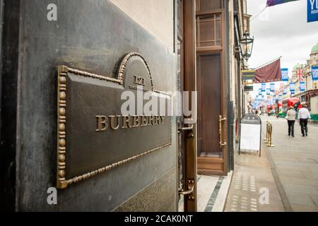 London - Beschilderung für das Burberry-Einzelhandelsgeschäft in der Regent Street in London West End Stockfoto