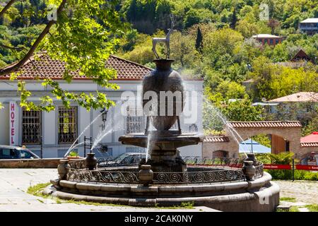 Sighnaghi, Kacheti, Georgien - 2. Mai 2018: Brunnen im Zentrum der Stadt Sighnaghi (Signagi) in Kacheti, Georgien Stockfoto