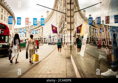 London - August 2020: Shopper in der Oxford Street tragen Gesichtsmasken Stockfoto