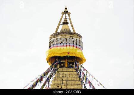 Die Spitze der Stupa in Namo Buddha in Nepal Auf weißem Hintergrund Stockfoto