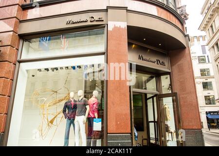 LONDON - Massimo Dutti Außenschild und Logo auf Regent Street Geschäft. Ein spanisches Modelabel Stockfoto