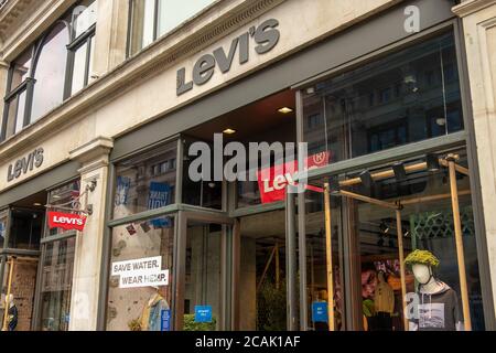 London: Beschilderung für Levi's Einzelhandelsgeschäfte im Londoner West End Stockfoto