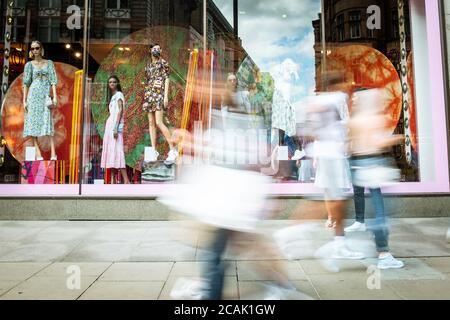 Bewegung verschwommen Anonymosy Käufer in London Einzelhandel High Street Stockfoto