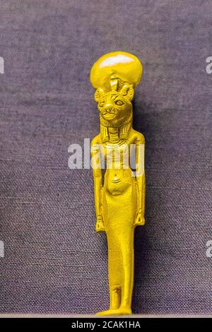 Ägypten, Kairo, Ägyptisches Museum, Schmuck in der königlichen Nekropole von Tanis gefunden : Gold Amulett von Sekhmet, mit einem Löwenkopf. Stockfoto