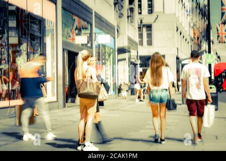 London - August 2020: Shopper auf der Oxford Street im West End Stockfoto