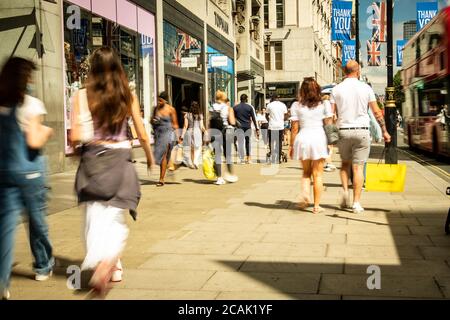 London - August 2020: Shopper auf der Oxford Street im West End Stockfoto