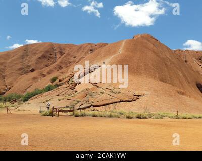 Ein Blick auf den Uluru (Ayers) Felsen. Uluru Kata Tjuta Nationalpark, Northern Territory, Australien. Stockfoto