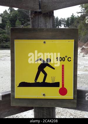 Warnschild. Ausbrechende Geysire mit kochendem 100-grad-Wasser. Waiotapu / Neuseeland. Stockfoto