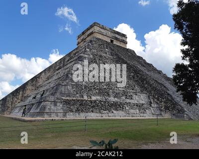 El Castillo (der Tempel von Kukulcan). Die mesoamerikanische Stufenpyramide im Zentrum der archäologischen Stätte Chichen Itza. Chichen Itza, Mexiko. Stockfoto